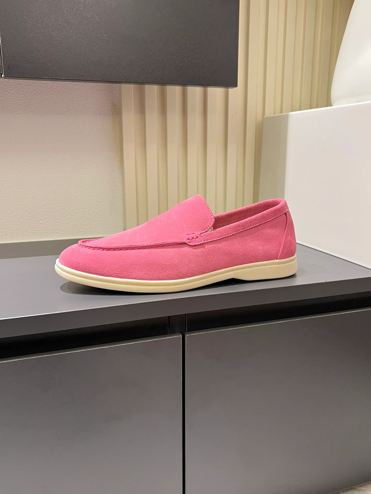 Men's shoes 💰p360 "Loro men's shoes 💰pian'*" Classic L men's shoes for couples 💰p Top version British flat loafers, a must-have item in old money style, the minimalist design is eye-catching and durable, a plus point for dressing The soft foot feel and texture are outstanding. They don’t scratch your feet and are very nice. They are matched with soft and waxy soles. They can be worn daily for a long time without getting tired. They are easy to wear, versatile and classic items, with perfect foot feel and texture! Imported cashmere fabric, the lining is made of imported A-grade water-dyed cow lining, the top version of the genuine leather midsole is sewn with pure handmade mark thread! Size: Female 35-40 (34. Customized) Male 38-44 (45.46. Customized)